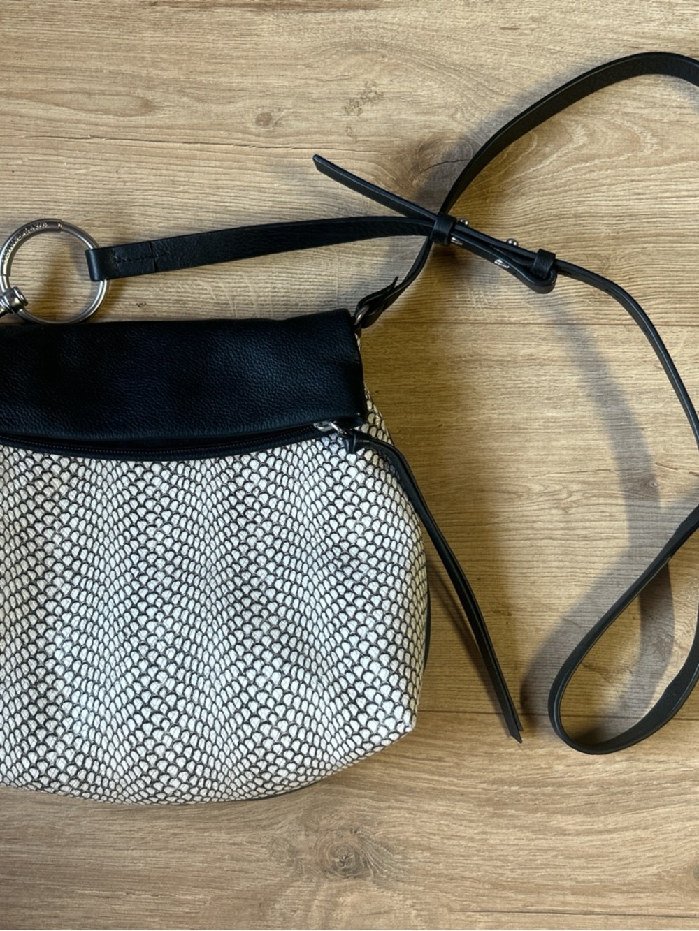 Vince CAMUTO Black and White Snakeskin Patterned Genuine Leather Crossbody Bag - Picture 2 of 8